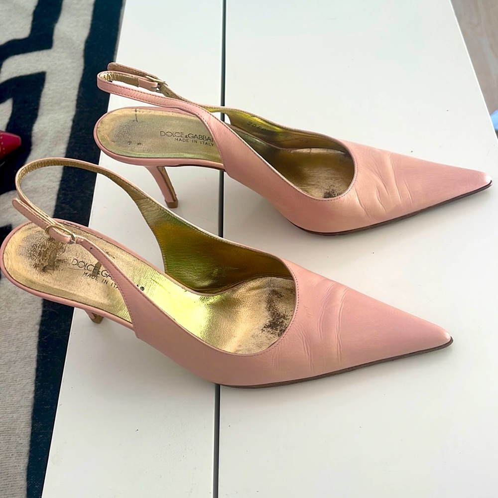 Elegant Dolce and Gabbana pumps. Neutral colour